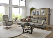 Moderne grijze tv-fauteuil in een stijlvol ingerichte woonkamer, gezien vanaf de zijkant.