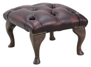 Eleganter Hocker mit gepolstertem, dunkelbraunem Lederbezug und dekorativen Nieten, seitliche Perspektive