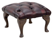 Eleganter Hocker mit gepolstertem, dunkelbraunem Lederbezug und dekorativen Nieten, seitliche Perspektive