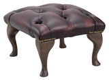 Eleganter Hocker mit gepolstertem, dunkelbraunem Lederbezug und dekorativen Nieten, seitliche Perspektive