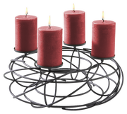 Schwarzer Dekokranz für 4 Kerzen mit roten Kerzen, seitliche Perspektive
