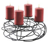 Schwarzer Dekokranz für 4 Kerzen mit roten Kerzen, seitliche Perspektive