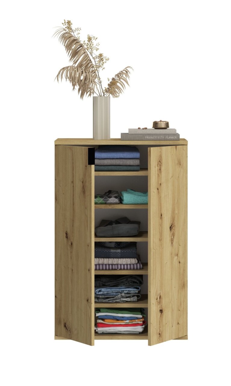 Schuhkommode aus Holz mit geöffneter Tür, zeigt mehrere Regalböden mit gefalteter Kleidung, dekoriert mit einer Vase und Büchern auf der Oberseite, frontale Perspektive.