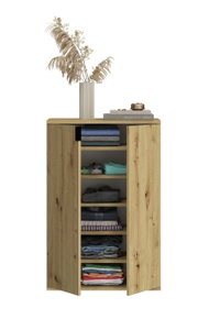 Schuhkommode aus Holz mit geöffneter Tür, zeigt mehrere Regalböden mit gefalteter Kleidung, dekoriert mit einer Vase und Büchern auf der Oberseite, frontale Perspektive.