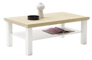 Moderner Couchtisch mit hellem Holz und weißen Beinen, seitliche Perspektive, dekoriert mit einer Vase und einer Schale auf der Tischplatte, darunter ein Regal mit einer Zeitschrift.