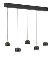 Moderne Pendelleuchte mit fünf schwarzen, kugelförmigen Lampenschirmen, aufgehängt an dünnen Kabeln von einer rechteckigen Deckenhalterung. Seitenansicht.