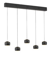 Moderne Pendelleuchte mit fünf schwarzen, kugelförmigen Lampenschirmen, aufgehängt an dünnen Kabeln von einer rechteckigen Deckenhalterung. Seitenansicht.