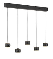 Moderne hanglamp met vijf zwarte, bolvormige lampenkappen, opgehangen aan dunne kabels aan een rechthoekige plafondbevestiging. Zijaanzicht.
