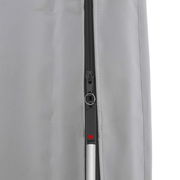 Nahaufnahme einer grauen Schirm-Schutzhülle mit Reißverschluss, seitliche Perspektive