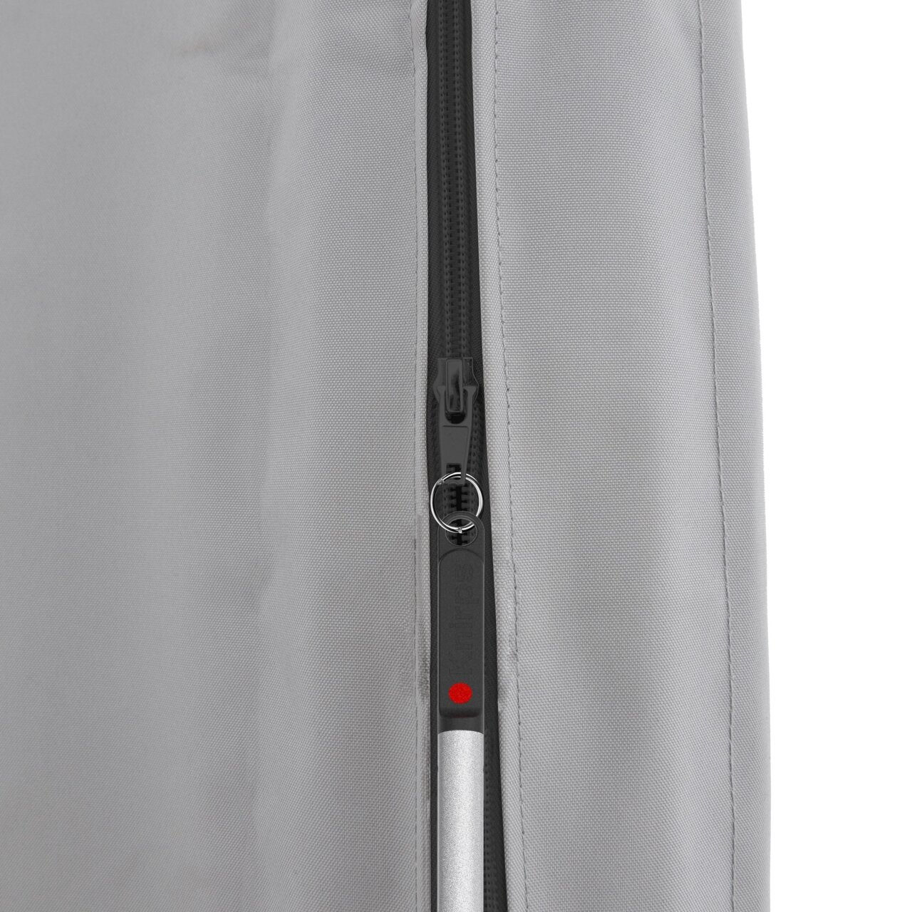Nahaufnahme einer grauen Schirm-Schutzhülle mit Reißverschluss, seitliche Perspektive