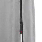 Nahaufnahme einer grauen Schirm-Schutzhülle mit Reißverschluss, seitliche Perspektive