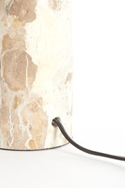 Nahaufnahme eines Lampenfußes aus Marmor mit sichtbarem Stromkabel, seitliche Perspektive