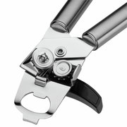 Nahaufnahme eines hochwertigen Dosenöffners aus Edelstahl mit ergonomischen Griffen, von oben betrachtet.