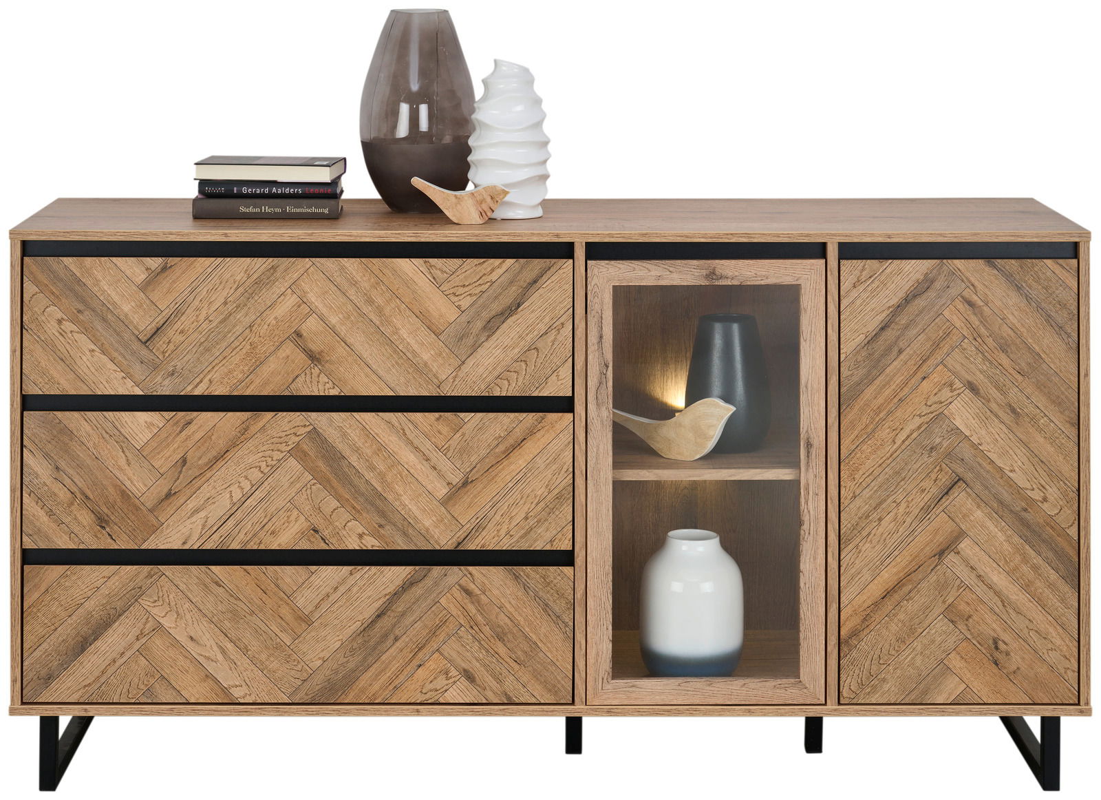 Frontale Ansicht eines Sideboards mit Fischgrätenmuster, drei Schubladen und einer Glastür, dekoriert mit Vasen und Büchern.