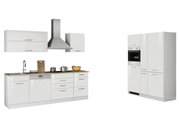 Moderne witte keukenblok met hangkasten, afzuigkap, spoelbak, fornuis en inbouwoven, zijaanzicht