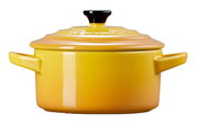 Gelbe Mini Cocotte aus Gusseisen mit Deckel, seitliche Perspektive