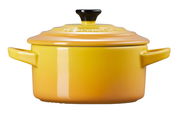 Gelbe Mini Cocotte aus Gusseisen mit Deckel, seitliche Perspektive