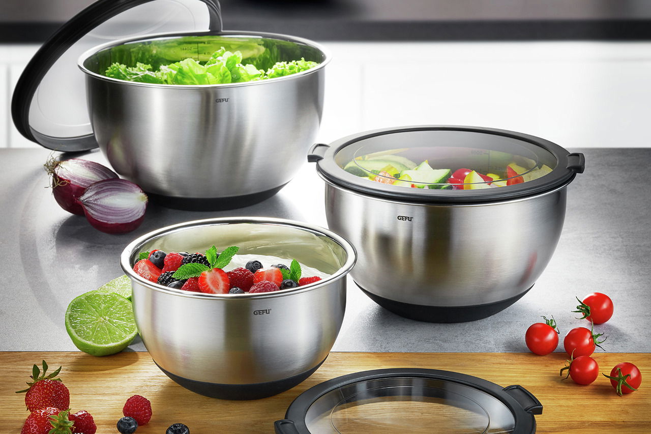 GEFU Edelstahlschüssel Ø 24 cm MUOVO Drei Edelstahlschüsseln MUOVO, Ø 24 cm, gefüllt mit frischen Zutaten, auf einer Küchenarbeitsplatte. Perspektive von vorne.