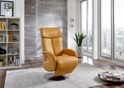 Moderne gele tv-fauteuil in een lichte woonkamer met grote ramen, zijaanzicht.