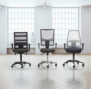 Drei moderne Drehstühle mit Netzrückenlehne und Armlehnen, frontal in einem hellen Raum mit großen Fenstern präsentiert.