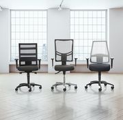 Drei moderne Drehstühle mit Netzrückenlehne und Armlehnen, frontal in einem hellen Raum mit großen Fenstern präsentiert.