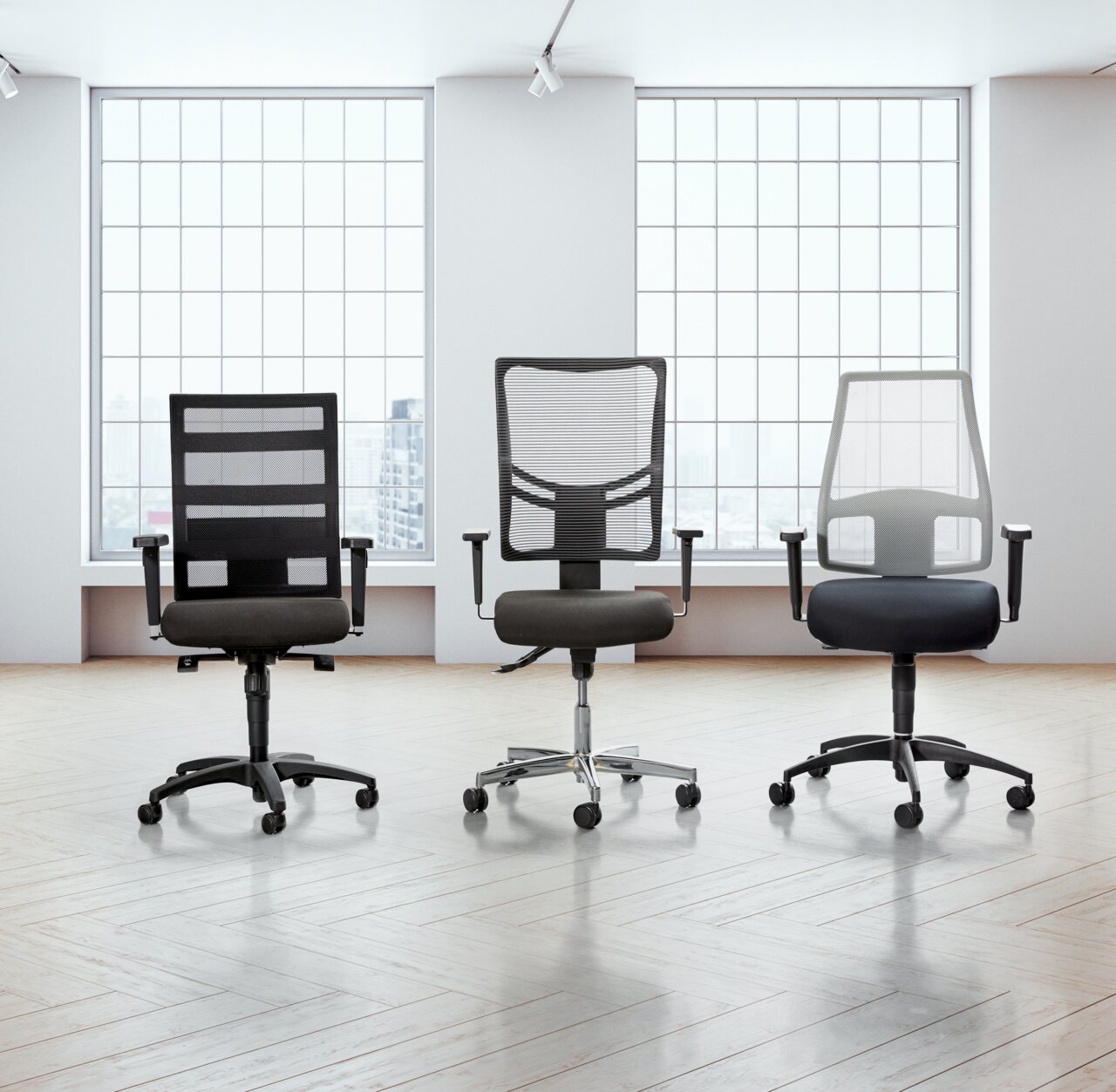 Drei moderne Drehstühle mit Netzrückenlehne und Armlehnen, frontal in einem hellen Raum mit großen Fenstern präsentiert.