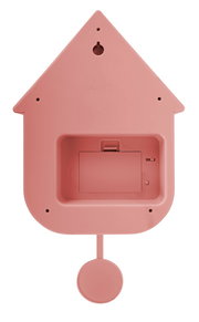 Rückansicht einer rosa Wanduhr in Form eines Hauses mit Batteriefach und Aufhängung.