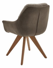 Achterkant van een moderne fauteuil met grijze stoffen bekleding en houten poten, schuin van achteren gefotografeerd.