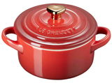 Rote Mini-Cocotte von Le Creuset mit herzförmigem Knauf, seitliche Perspektive