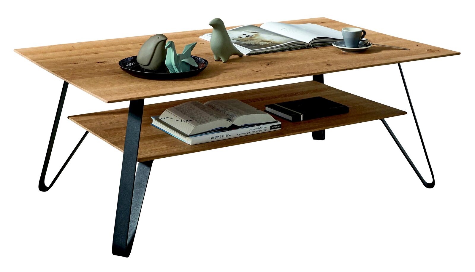 Wöstmann Markenmöbel Couchtisch WM 2140 Moderner Couchtisch aus Holz mit schwarzem Metallgestell, seitliche Perspektive, dekoriert mit Büchern, Tasse und Dekofiguren.