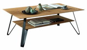 Moderner Couchtisch aus Holz mit schwarzem Metallgestell, seitliche Perspektive, dekoriert mit Büchern, Tasse und Dekofiguren.