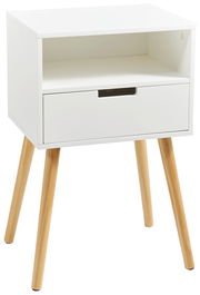 Weiße Nachtkommode mit einer Schublade und einem offenen Fach, auf vier schrägen Holzbeinen, Perspektive von vorne.