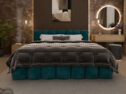 Frontale Ansicht eines eleganten Polsterbetts mit grünem Kopfteil und luxuriöser Bettwäsche in einem stilvoll eingerichteten Schlafzimmer.