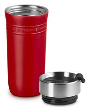 Roter Thermobecher mit abgenommenem Deckel, seitliche Perspektive