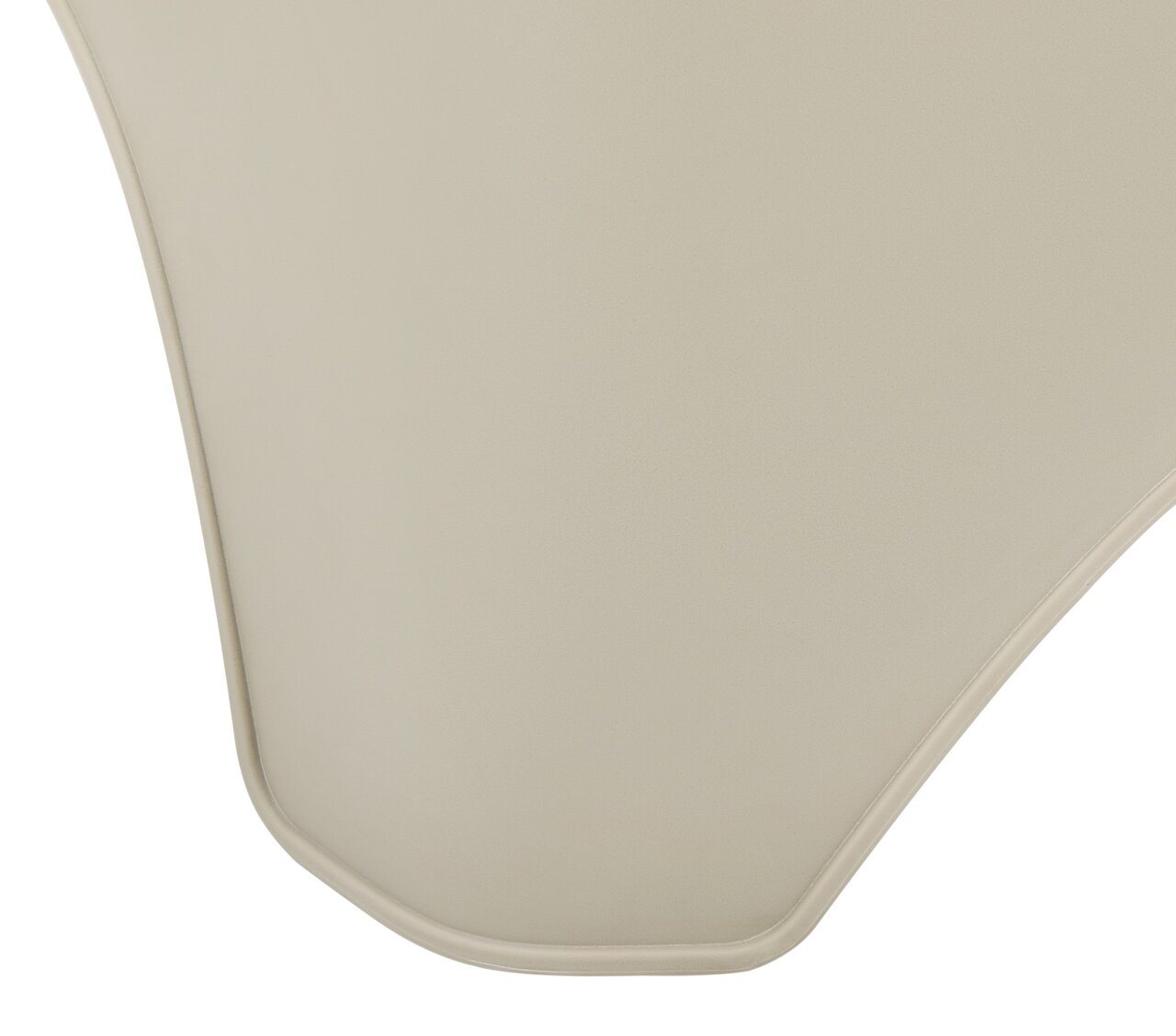Close-up van een beige stapelstoel, met de nadruk op de gebogen rand van de rugleuning.