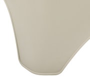 Close-up van een beige stapelstoel, met de nadruk op de gebogen rand van de rugleuning.