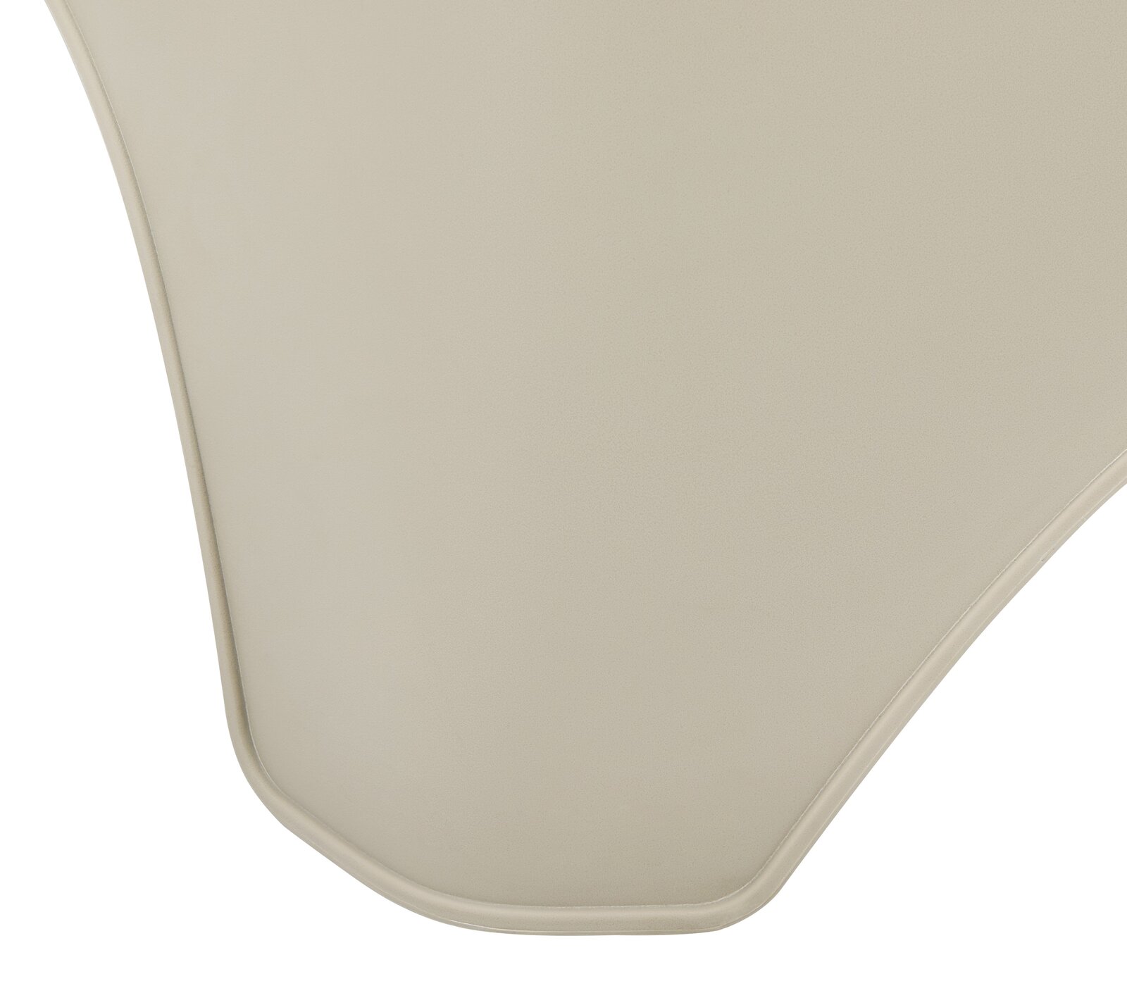 Nahaufnahme eines beigen Stapelsessels, Fokus auf die geschwungene Kante der Rückenlehne.