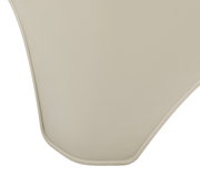 Nahaufnahme eines beigen Stapelsessels, Fokus auf die geschwungene Kante der Rückenlehne.