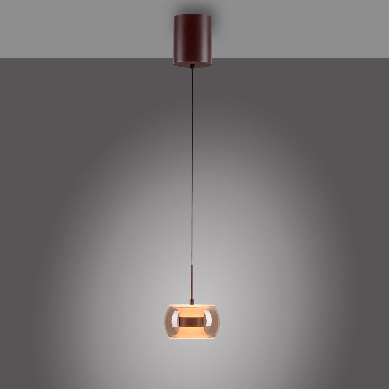 Moderne Pendelleuchte mit transparentem Glas-Schirm und kupferfarbenen Akzenten, warm leuchtend, freigestellt vor grauem Hintergrund, Frontalansicht