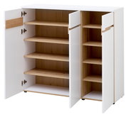 Offener XL-Schuhschrank mit weißen Türen und Holzeinlegeböden, frontal betrachtet.