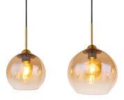 Hängeleuchte mit goldener Glaskugel und sichtbarem Leuchtmittel, seitliche Perspektive