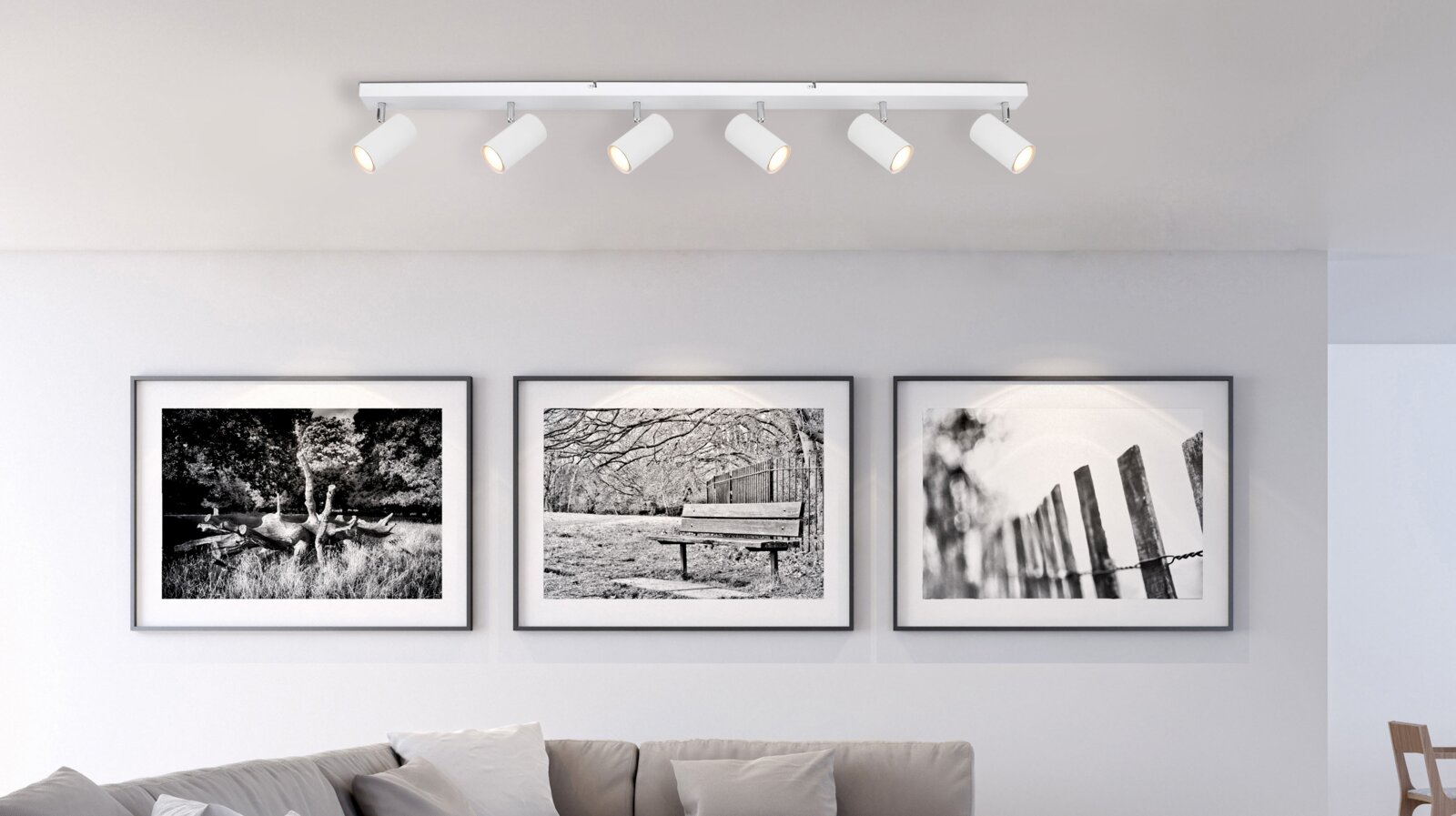 Moderne plafondspot met zes verstelbare spots in een woonkamer, gezien vanaf de zijkant.
