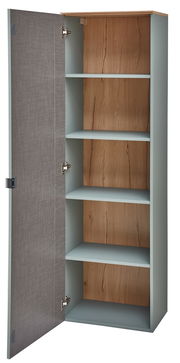 Offener Schrank mit Holzböden und grauer Tür, Perspektive von vorne