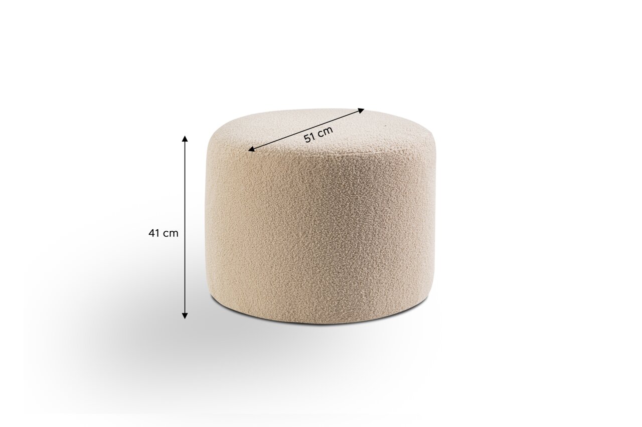 Beiger, zylindrischer Pouf/Hocker mit Bouclé-Optik, Maße ca. 51 cm Durchmesser und 41 cm Höhe, freigestellt auf weißem Hintergrund, Ansicht leicht von oben/vorne.