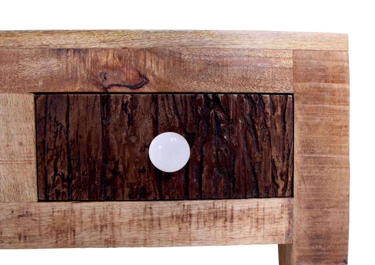 Nahaufnahme eines Couchtischs aus Holz mit rustikaler Schubladenfront und weißem Knopf, Frontalansicht.