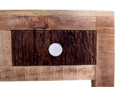Nahaufnahme eines Couchtischs aus Holz mit rustikaler Schubladenfront und weißem Knopf, Frontalansicht.
