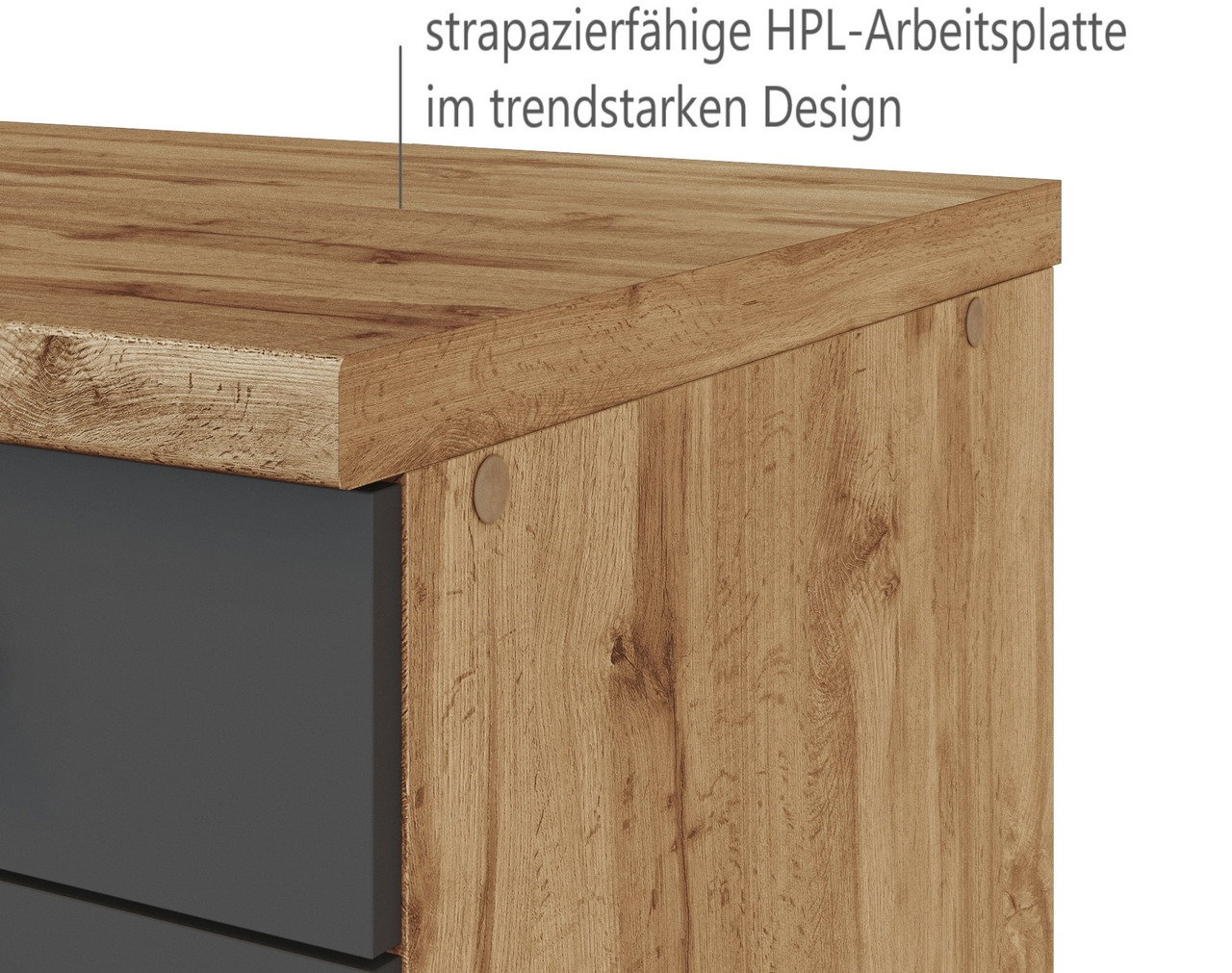 Nahaufnahme einer strapazierfähigen HPL-Arbeitsplatte in trendstarkem Design mit Holzoptik, seitliche Perspektive.