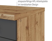 Nahaufnahme einer strapazierfähigen HPL-Arbeitsplatte in trendstarkem Design mit Holzoptik, seitliche Perspektive.