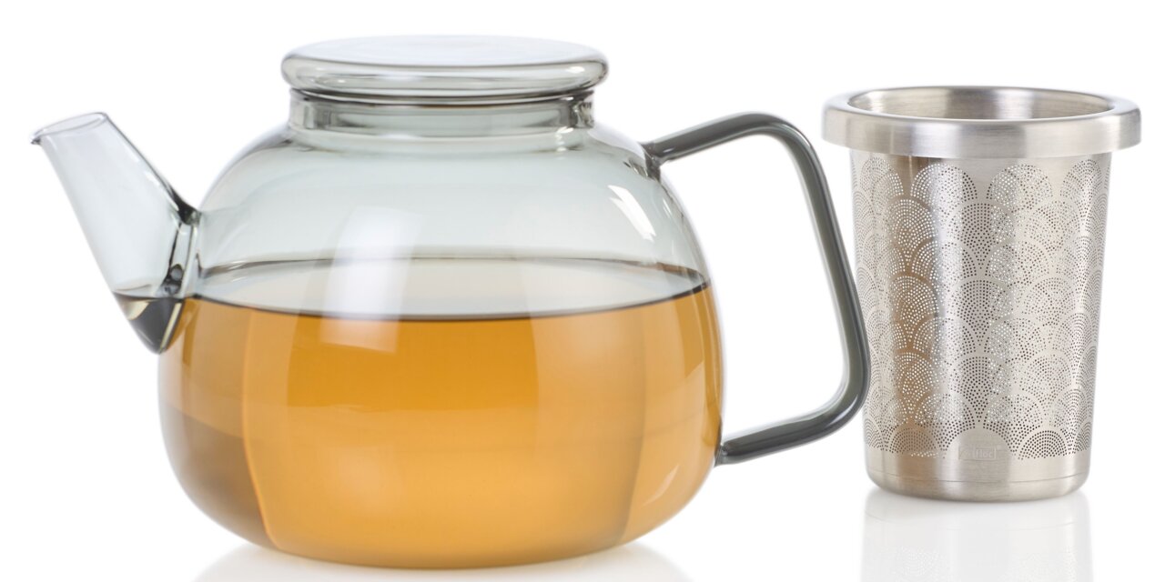 Glas-Teekanne Yuna mit Edelstahl-Teesieb, seitliche Perspektive