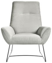 Moderner Sessel mit geripptem Stoffbezug in hellgrau, frontal fotografiert, auf schlanken Metallbeinen.